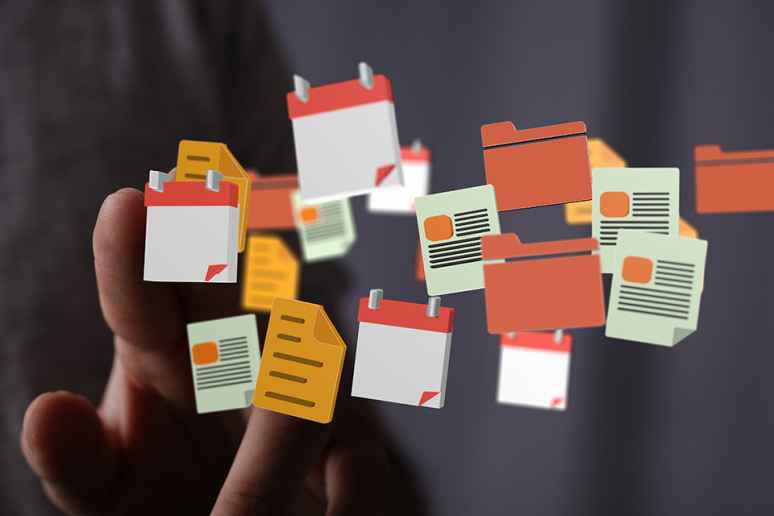 Foto: Hand hält digitale Dokumente